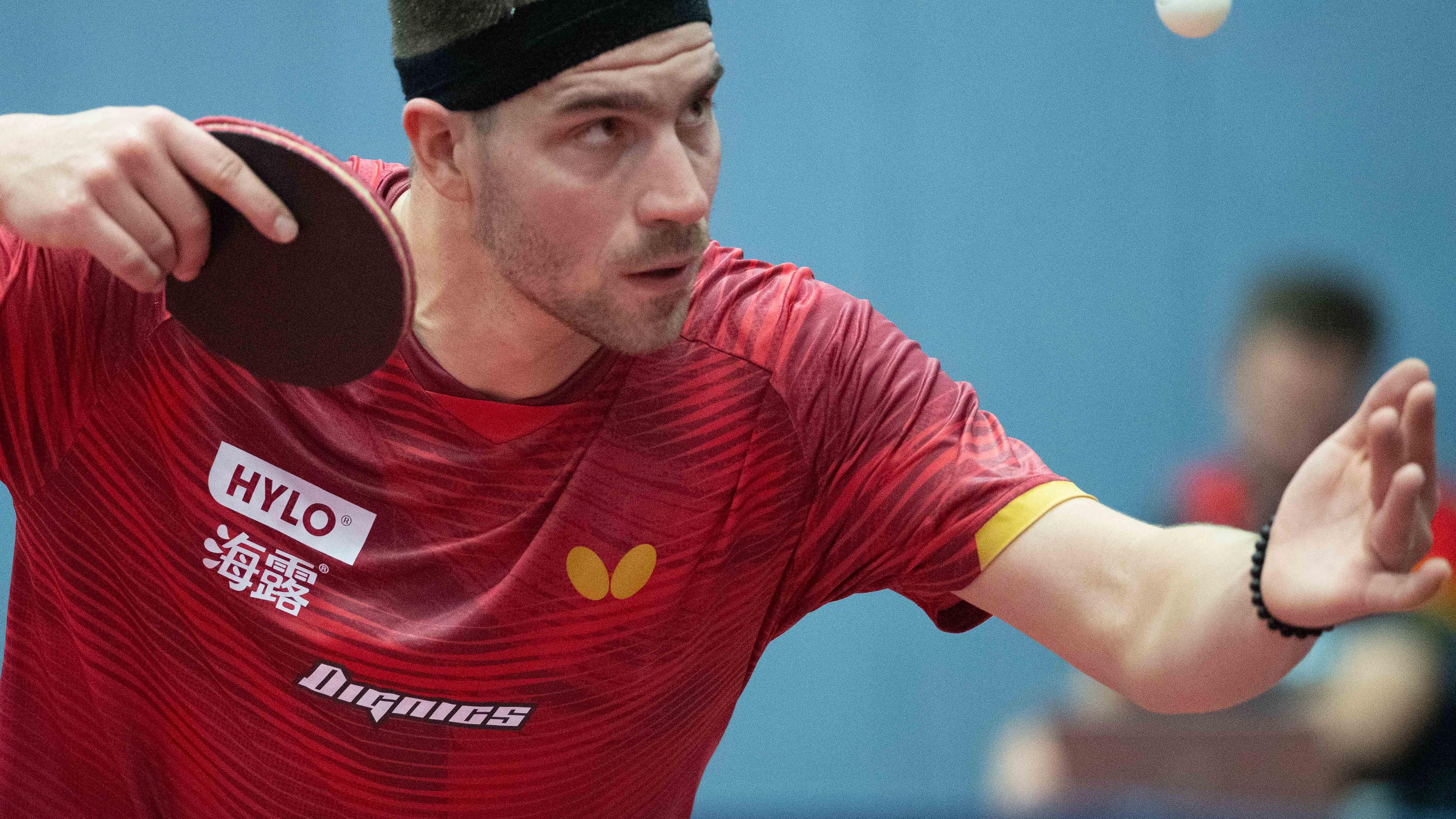 Jugador de tenis de mesa Patrick Franziska en acción