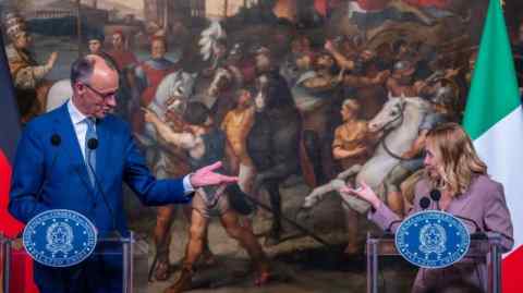 Canciller Friedrich Merz, a la izquierda, y la primera ministra italiana Giorgia Meloni en una conferencia de prensa en Roma el sábado