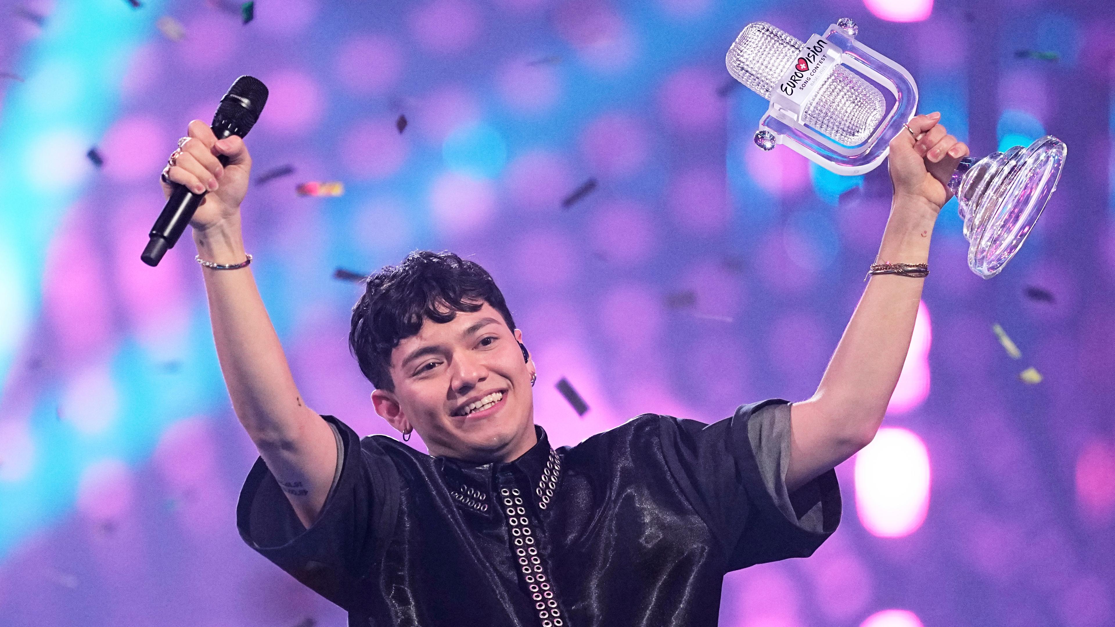 El ganador del concurso de canciones de Eurovisión JJ de Austria tiene el trofeo en el escenario.