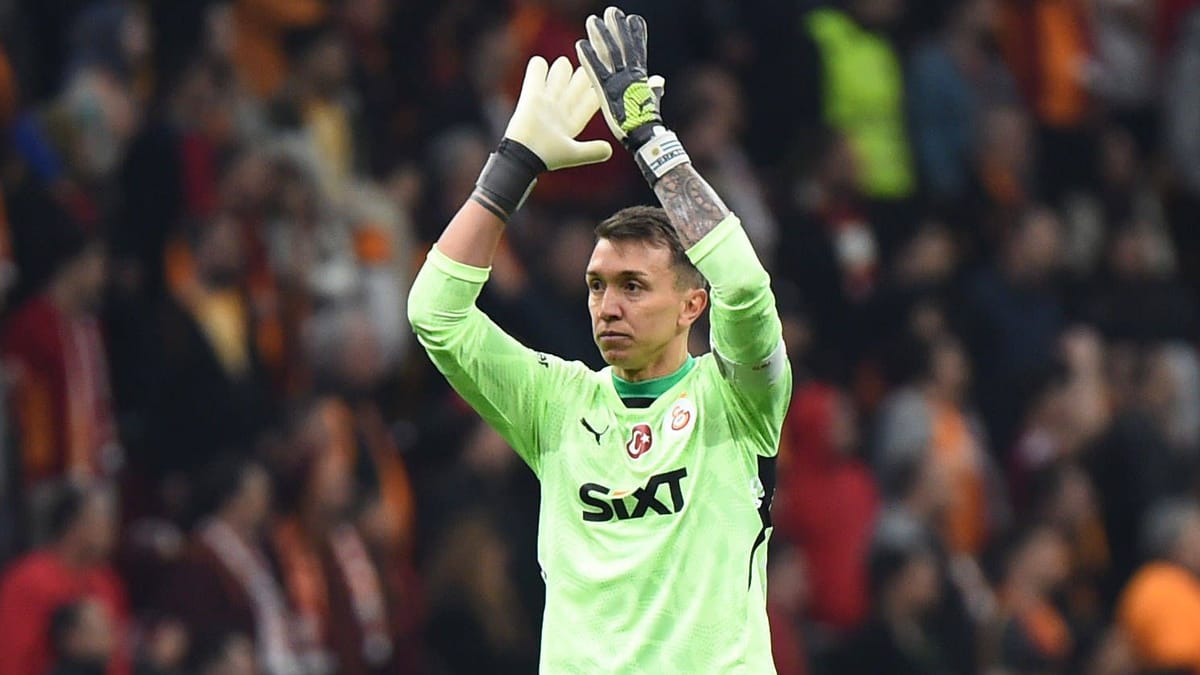 GALATASARAY: El portero Muslera Meets-Top Club hace que el hat
