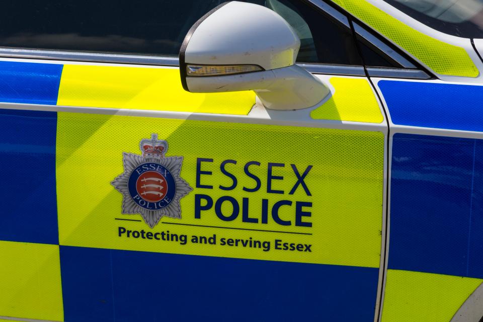 Puerta del auto de la policía de Essex con logotipo y texto "Proteger y servir a Essex".