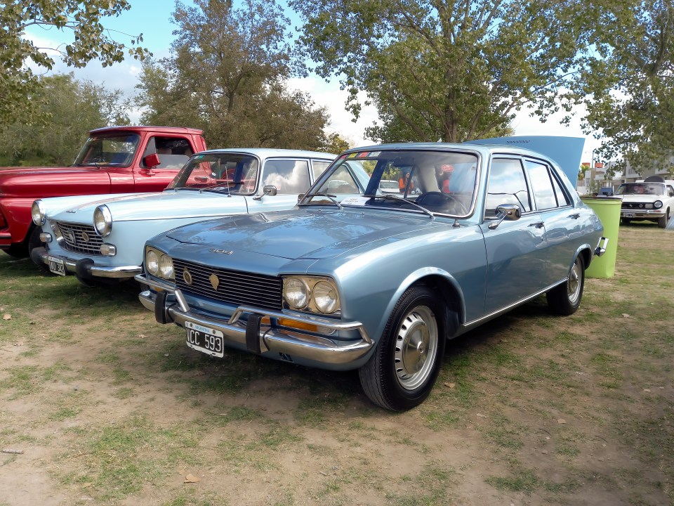 Blue Light 1970 Peugeot 504 Sedan en una exhibición de autos clásicos.