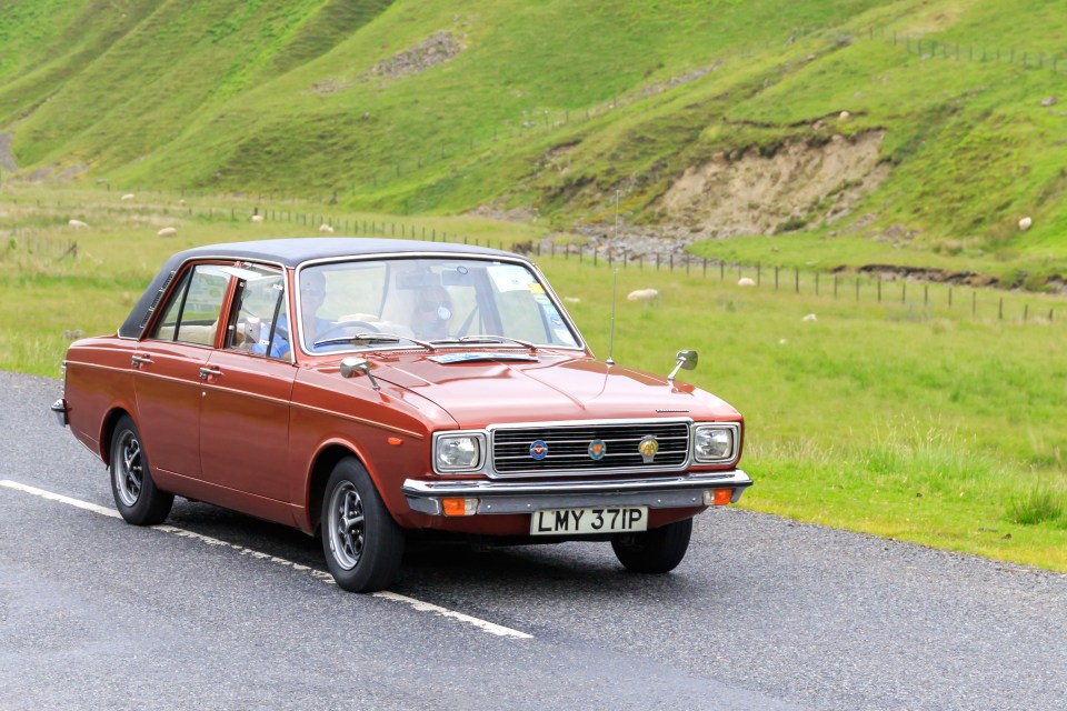 1975 Hillman Hunter Topaz Saloon Correr en una carretera.