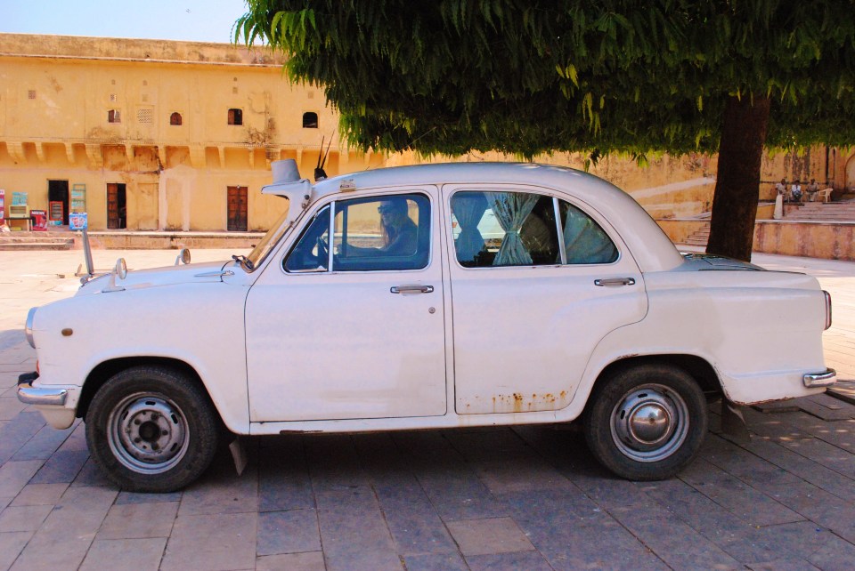 Car embajador de Hindustan blanco estacionado en Amber Fort, Jaipur.