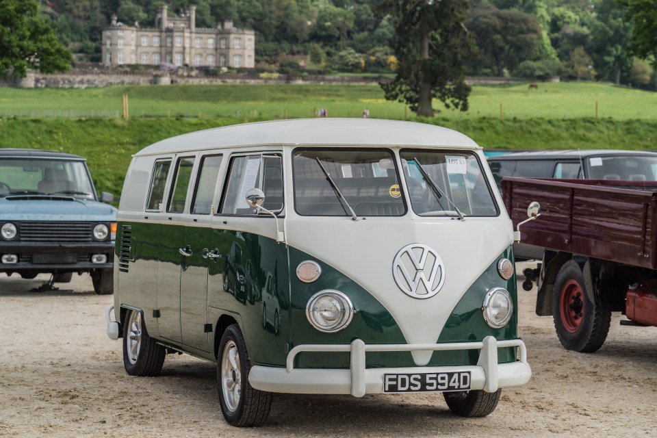 Volkswagen de dos tonos Volkswagen Tipo 2 en una subasta clásica de autos.