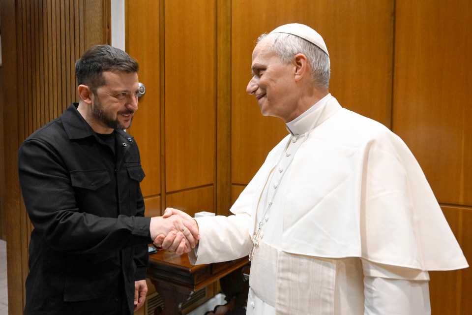 Papa Leo XIV estrechando la mano con el presidente ucraniano Volodymyr Zelenskyy.