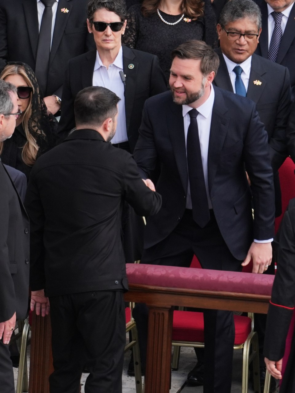 JD Vance date la mano con otro hombre en la inauguración del Papa Leo XIV.