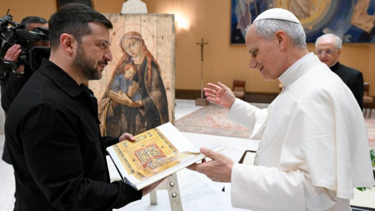 El Papa Leo XIV saluda al presidente Zelensky y JD