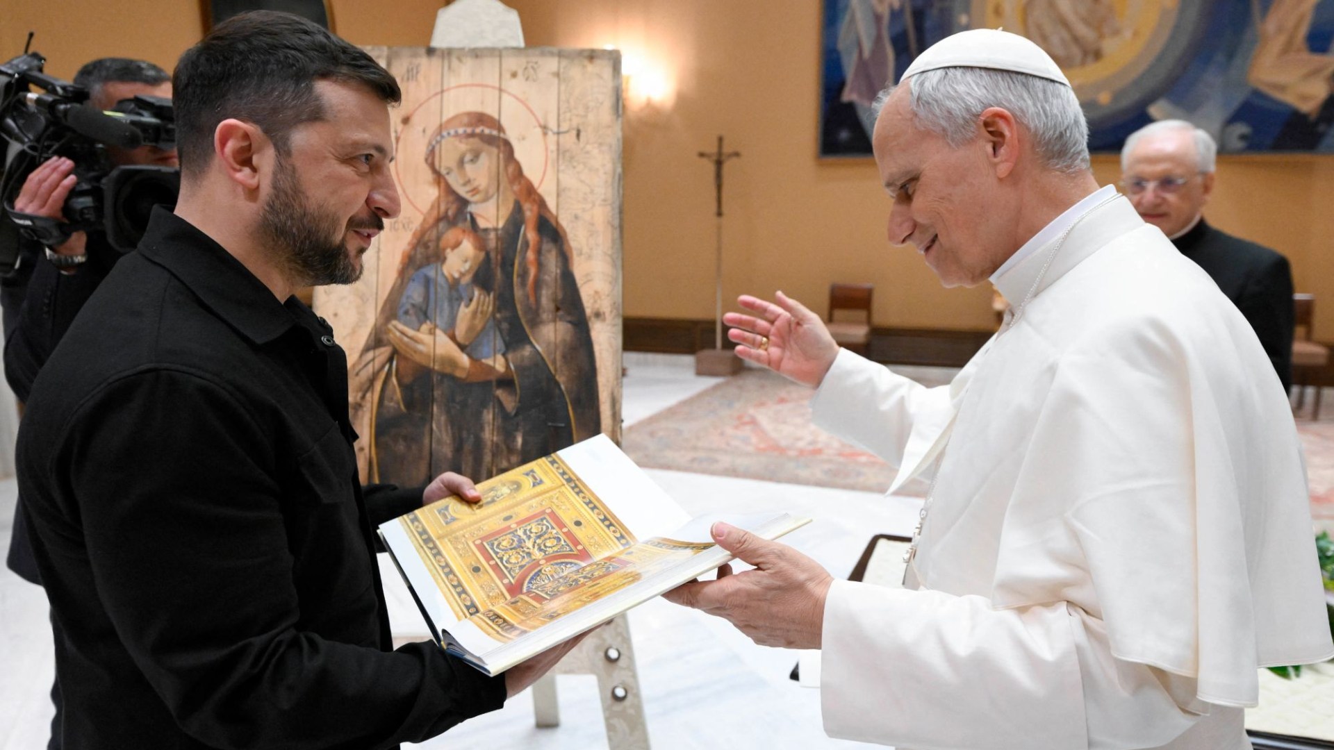 El Papa Leo XIV saluda al presidente Zelensky y JD