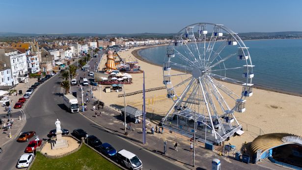 Weymouth, Inglaterra - 29 de abril: Una vista aérea de la nueva atracción turística de la rueda de la fortuna que se abre hoy en Weymouth Beach, el 29 de abril de 2025 en Weymouth, Reino Unido. Los soportes de la rueda de observación tienen 26 metros de altura y pueden acomodar hasta 108 pasajeros. (Foto de Finnbarr Webster/Getty Images)
