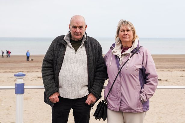 Janet y David Dye, de 67 y 71 años, son de Basildon, Essex, pero con frecuencia visitan a su hijo que vive en Weymouth. 28 de marzo de 2024. Los propietarios de negocios y residentes de vacaciones en un famoso complejo costero dicen que está siendo arruinado por el comportamiento antisocial, y a menudo huele a drogas. Weymouth en Dorset es famoso por sus playas de arena, que atrae a dos millones de viajes diarios al año, trayendo £ 209 millones de dinero de los turistas anualmente. Pero los lugareños y los propietarios de BNB y hoteles dicen que hay crecientes informes de peleas, bebidas en la calle y tratos de drogas. Las personas que viven y trabajan en la ciudad dicen que los problemas han afectado las experiencias de los turistas, y los clientes dicen que no volverán.