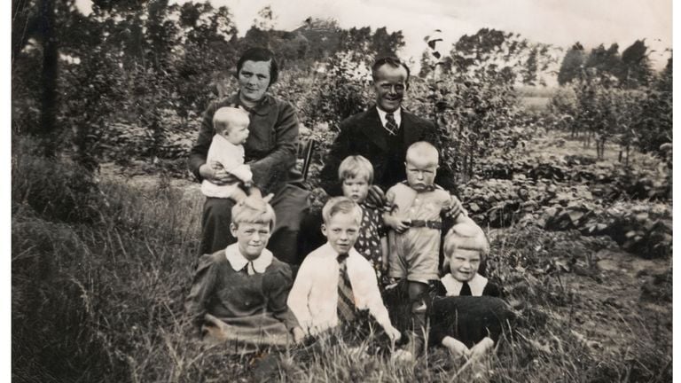 La familia hereda. Henk está en la fila inferior, con corbata (hereda de la familia de fotos privadas).