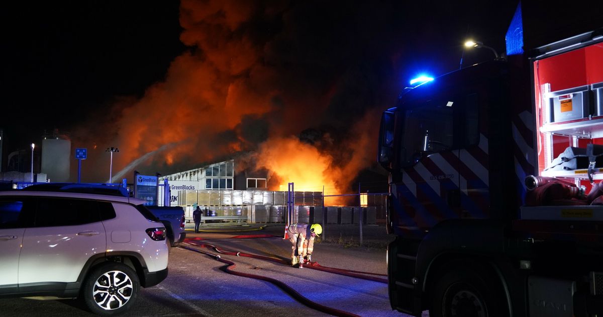 Gran incendio en Coevorden Business Shed, NL-Alert enviado