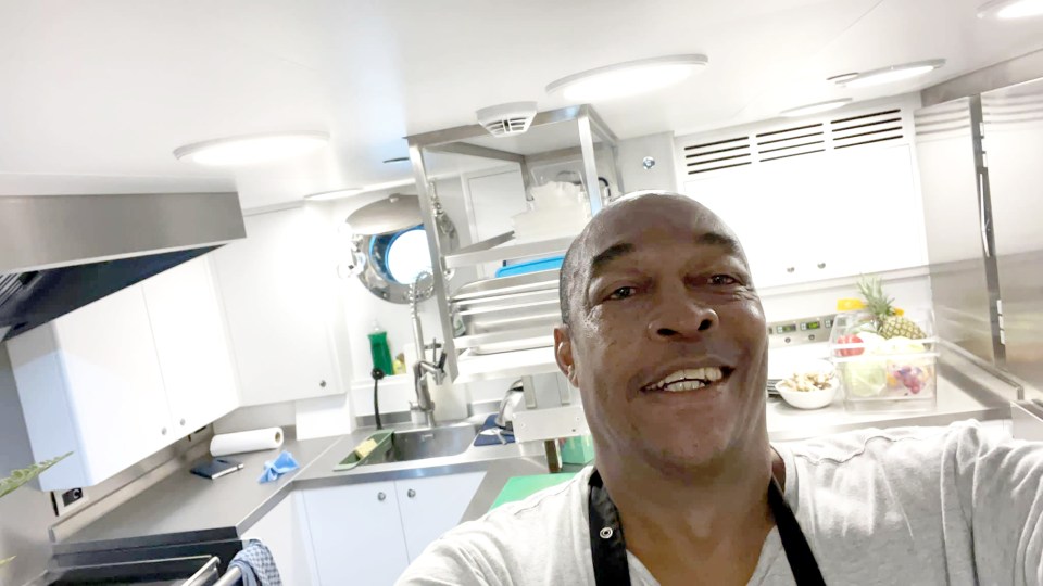 Selfie de un chef sonriente en una galera.