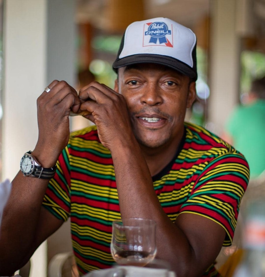 Recaldo Thomas con un sombrero de camionero de cinta azul Pabst.