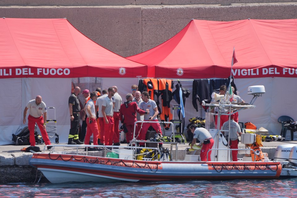 El equipo de buceo del servicio de bomberos italiano que regresa al puerto después de una operación de búsqueda y recuperación.