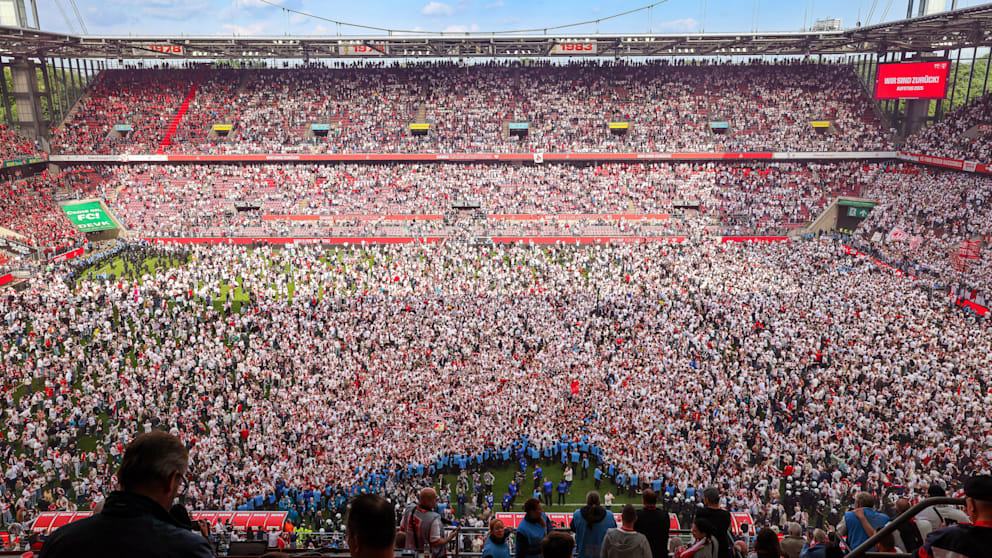 Nach dem Abpfiff stürmen die Fans den Platz, feiern mit der Mannschaft den Aufstieg