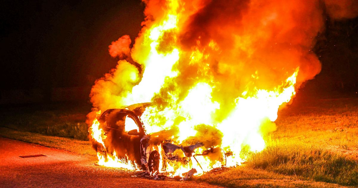 Coche destruido en el fuego en New Amsterdam