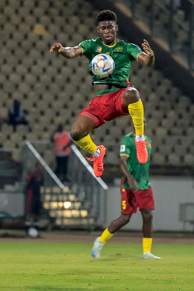 Carlos Baleba de Camerún (#17) controla el balón durante un clasificatorio de la Copa Mundial de la FIFA.