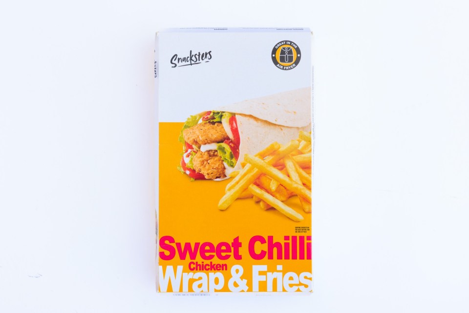 Los mejores engaños de Islandia con Lynsey Hope, fotografiado por Oliver Dixon para las características del sol - 09 de mayo de 2025. Photo muestra una dulce envoltura y papas fritas