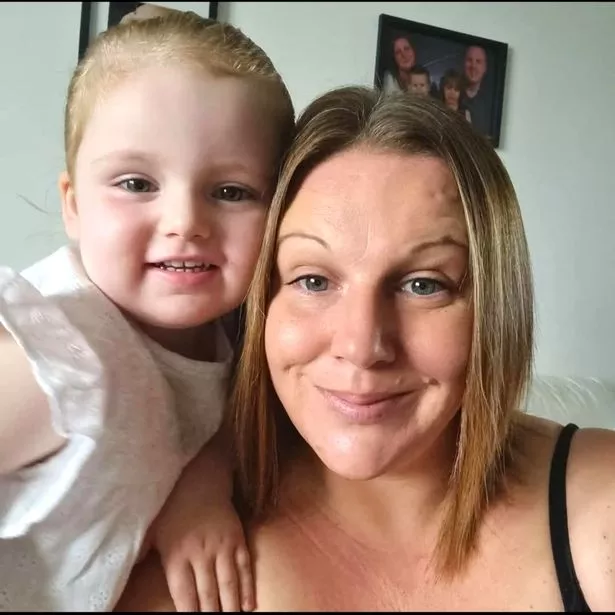 Rebecca McCarthy, de dos años, con su madre, Sam, quien se quedó luchando por la vida en 2021 después de tragar 14 bolas magnéticas de colores brillantes