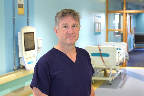 Nigel Hall, profesor de cirugía pediátrica en la Universidad de Southampton y Southampton Children's Hospital