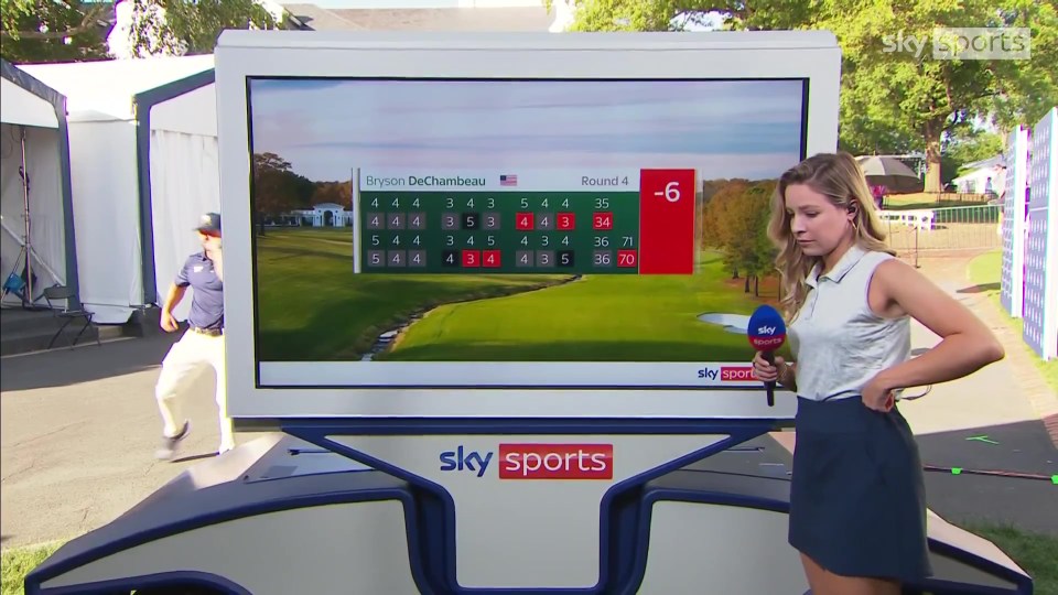 Sky Sports Reporter informando sobre el puntaje de golf de Bryson Dechambeau.