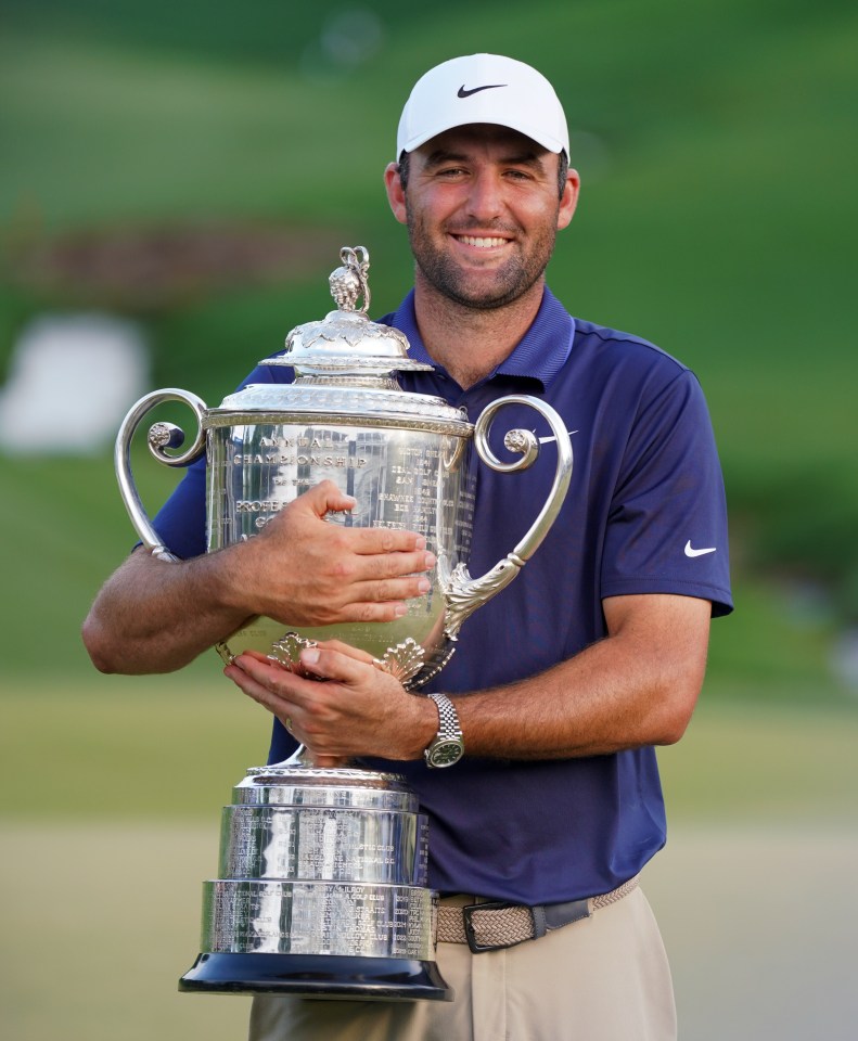 Scottie Scheffler sosteniendo el Trofeo Wanamaker.