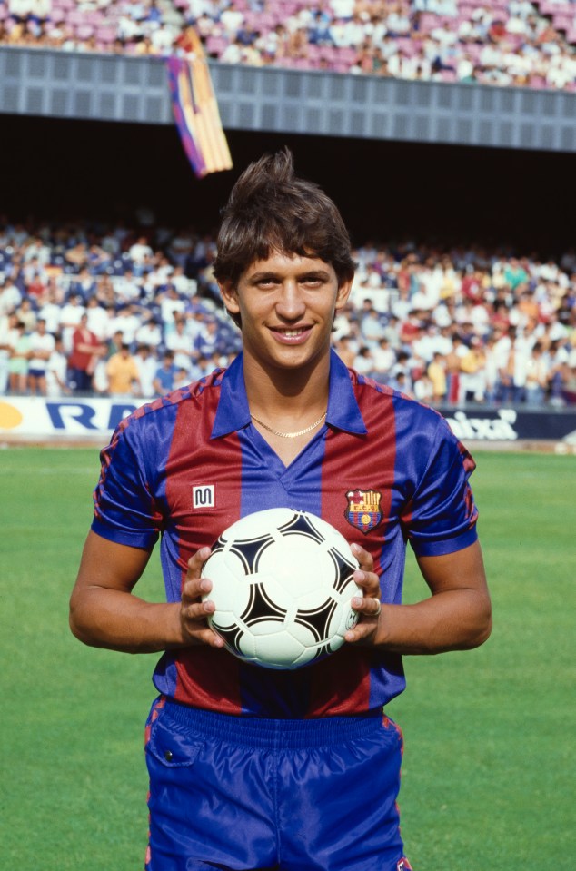 Gary Lineker con un uniforme del FC Barcelona sosteniendo una pelota de fútbol.