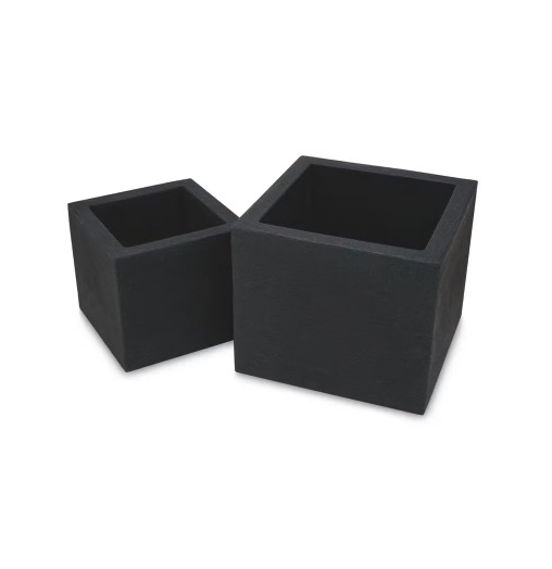 Dos plantadores de cubos negros.