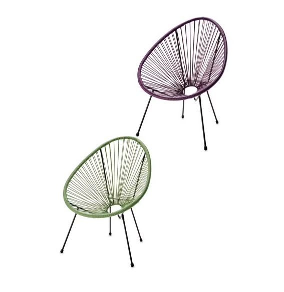 Dos sillas de cuerda en púrpura y verde.