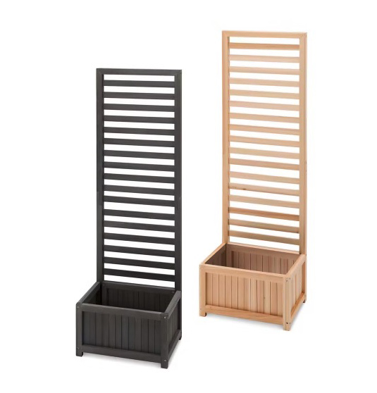 Dos plantadores de madera con enrejados.