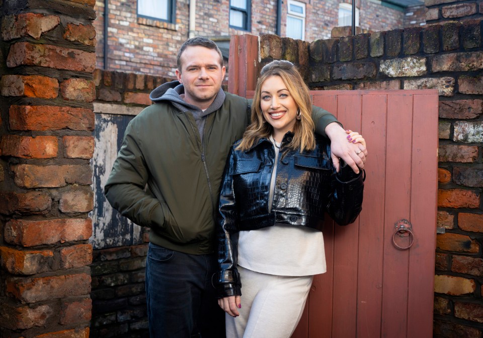 Gemma y Mick, nuevos personajes de Coronation Street, se unen juntos.