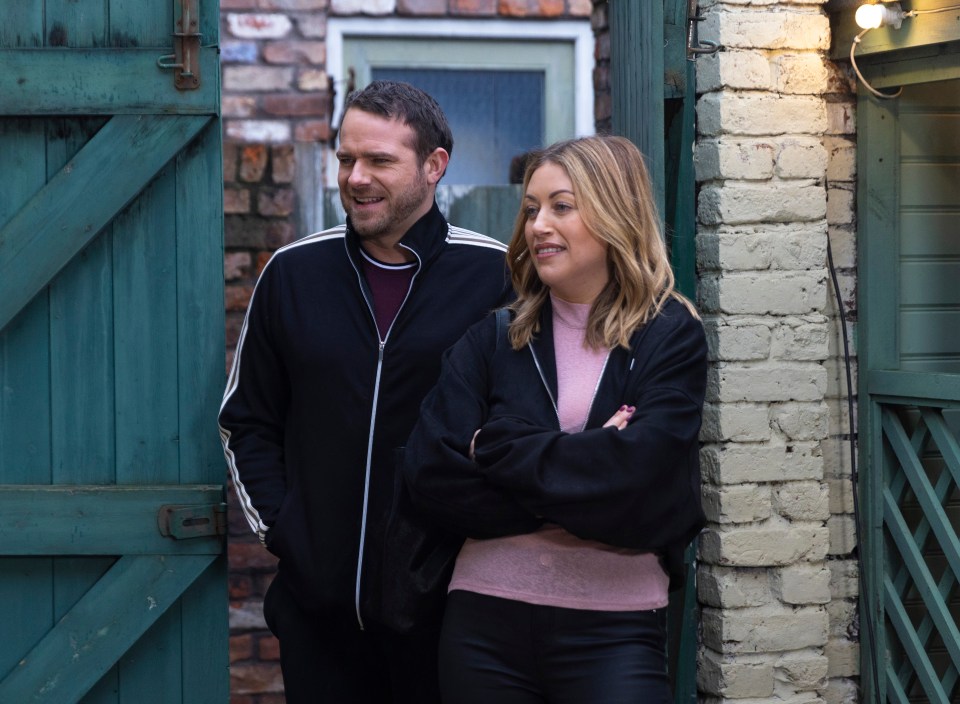 Daisy Midgeley y Daniel Osbourne en Coronation Street.