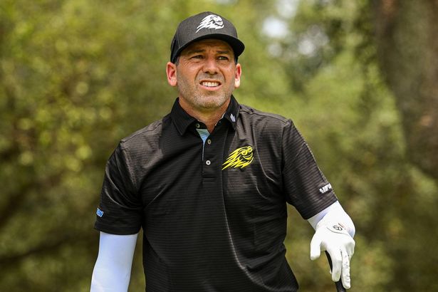 Sergio García en acción durante el día dos de Liv Golf - Andalucia en el Real Club Valderrama el 1 de julio de 2023 en Cádiz, España