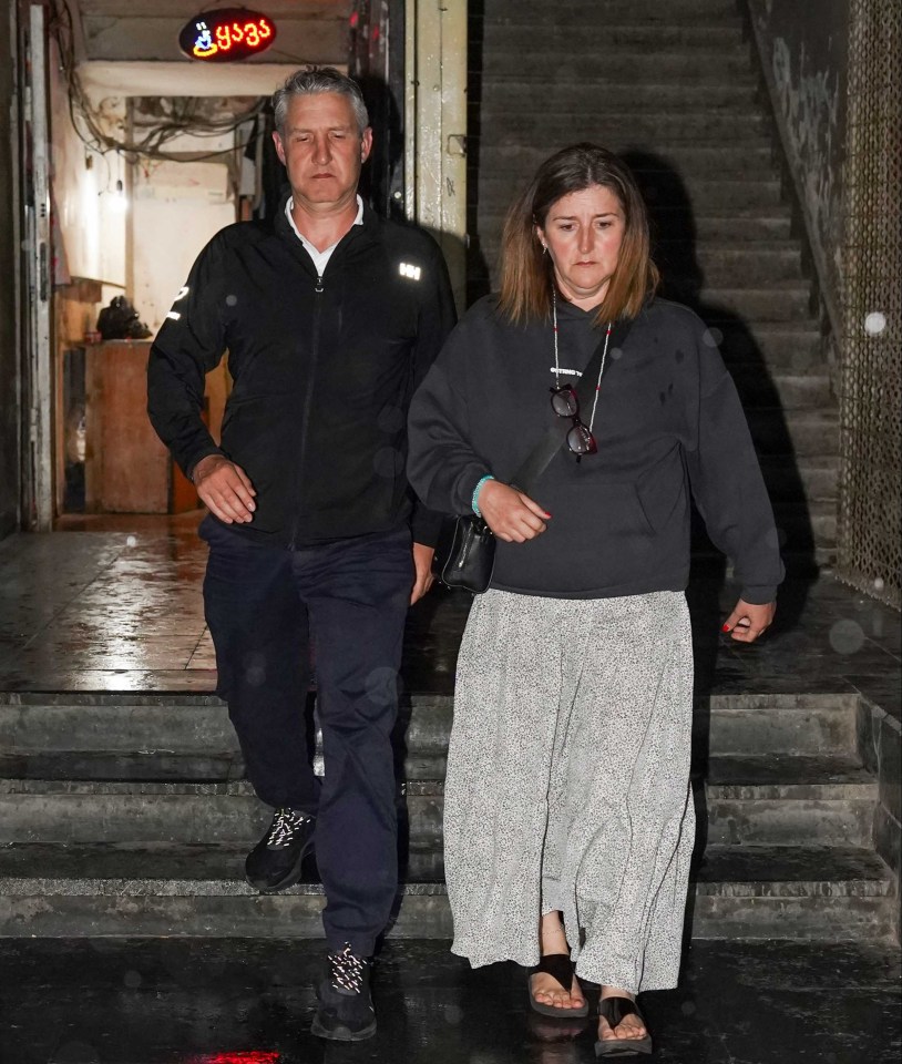 Un hombre y una mujer que sale de una oficina de abogados.