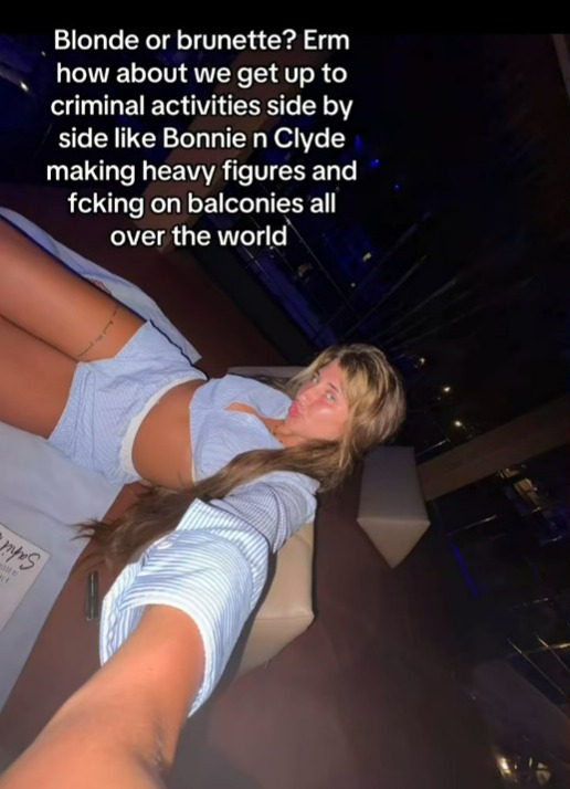 Mujer en pijama rayado acostado, tomando una selfie.