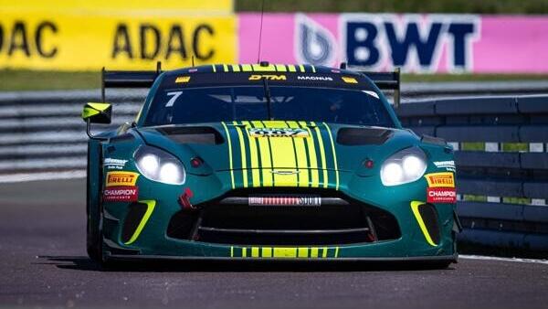 Sorprendente Aston Martin Mejor tiempo en las pruebas