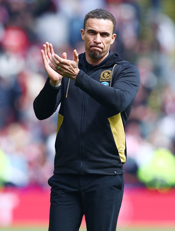 Valerien Ismael, gerente de Blackburn Rovers, aplaudiendo.