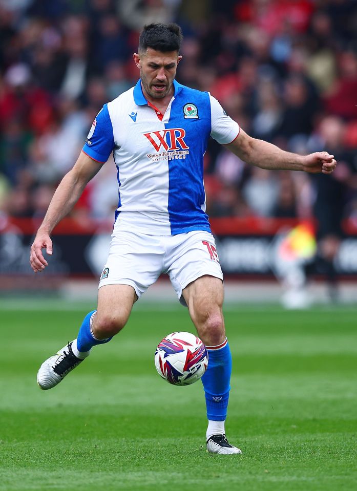 Danny Batth de Blackburn Rovers regate el balón durante un partido de fútbol.