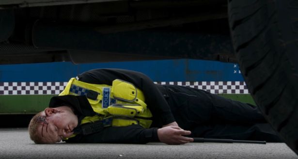 PC Tinker, interpretado por el actor Colson Smith, fue atacado violentamente y se fue por muerto
