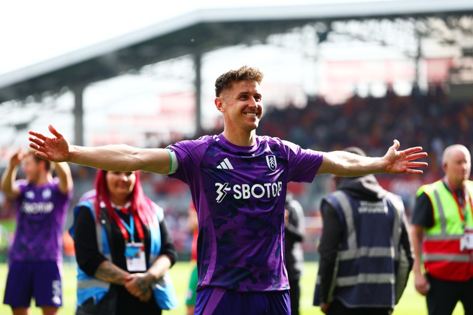 Tom Cairney de Fulham celebra después de un partido de fútbol.