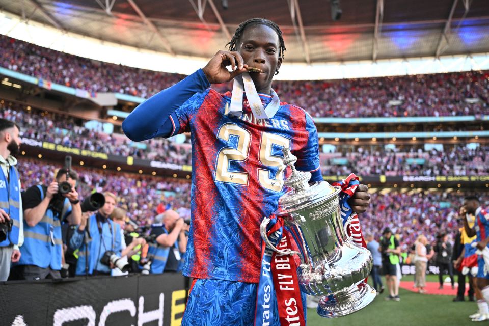Romain Esse del Palacio Crystal sosteniendo el trofeo de la Copa FA.
