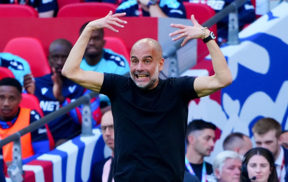 Pep Guardiola celebrando en un partido de fútbol.