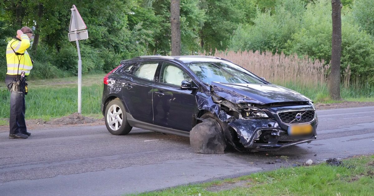 El automovilista está lesionado en Gieten después de la colisión