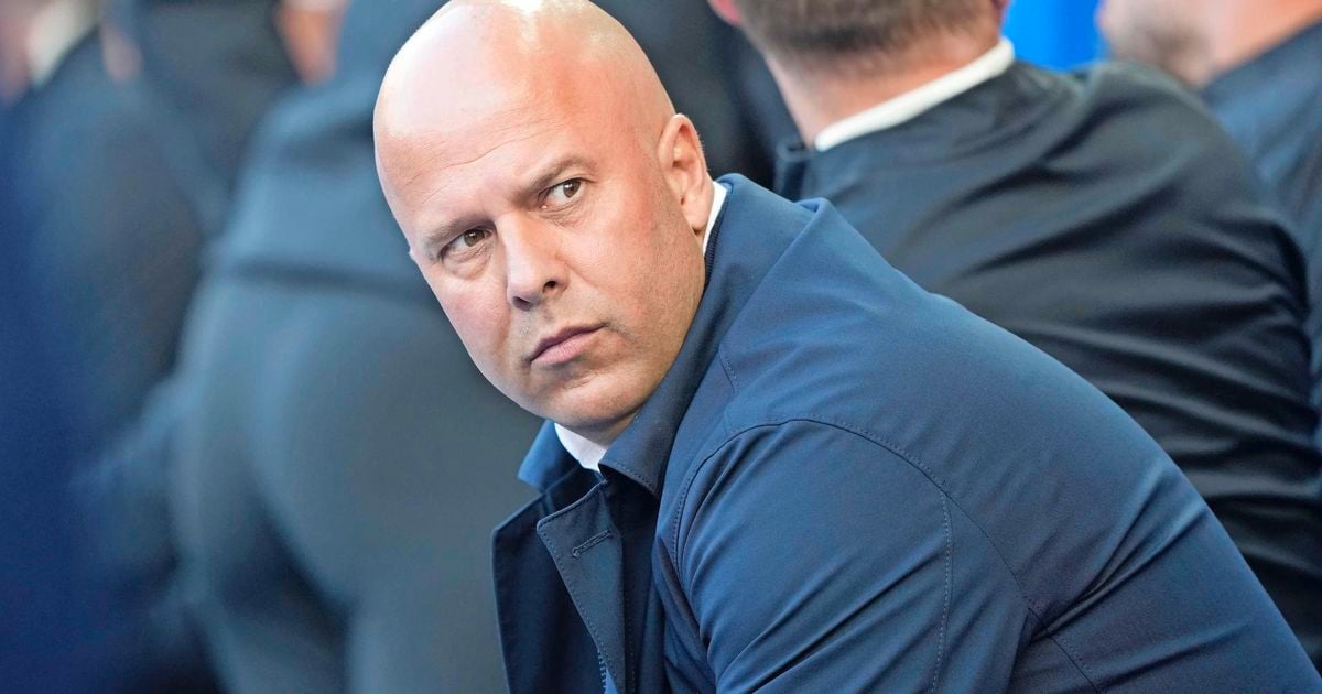 Arne Slot está luchando con el campeón Liverpool hacia el