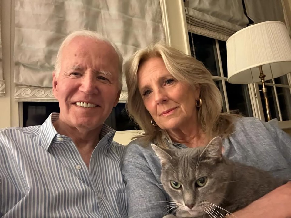 Joe Biden y Jill Biden con su gato.