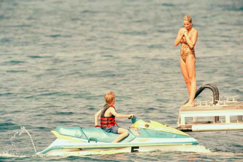 La princesa Diana y el príncipe Harry en una moto de agua.