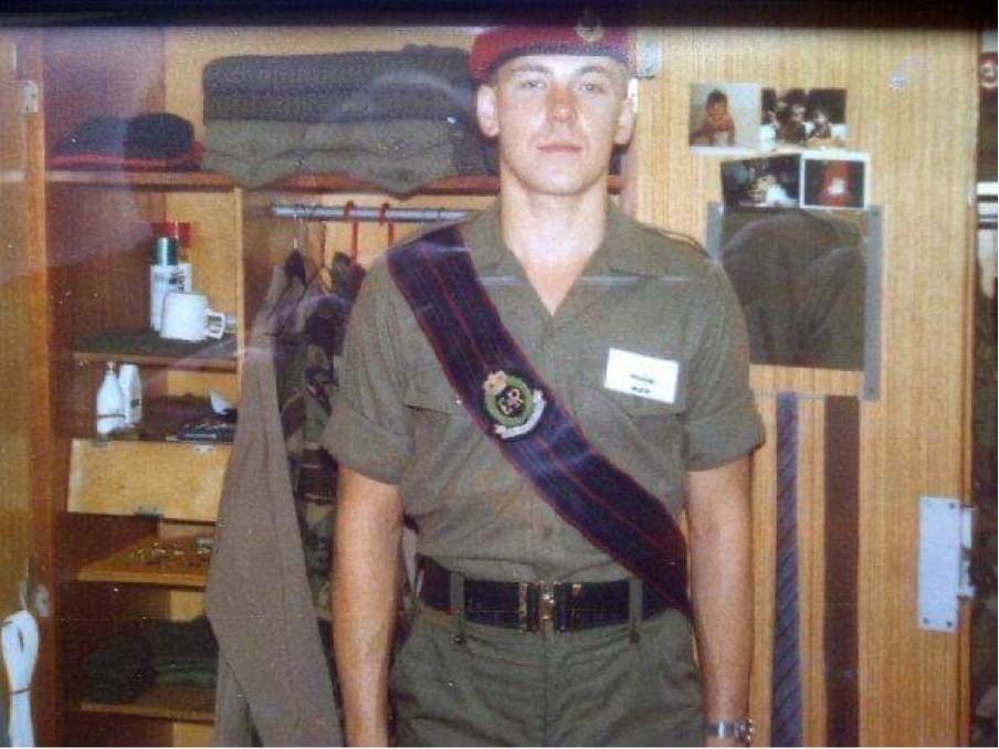 Foto de un soldado en uniforme.