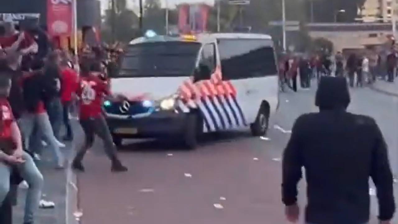 El autobús policial que se encuentra con alborotadores son tácticas